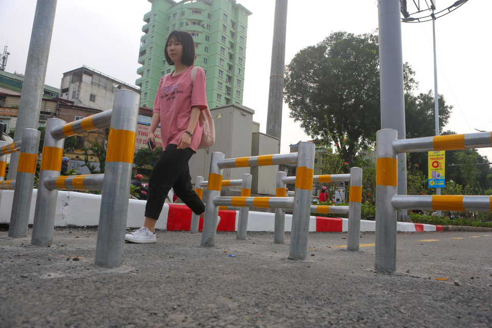 Đây là tuyến đường đi bộ và đi xe đạp ven sông dài nhất của Thủ đô Hà Nội từ trước đến nay, nằm trong dự án mở rộng tuyến đường vành đai 2 và xén dải phân cách tạo cảnh quan mới cho tuyến đường Tô Lịch. (Ảnh: PV/Vietnam+)