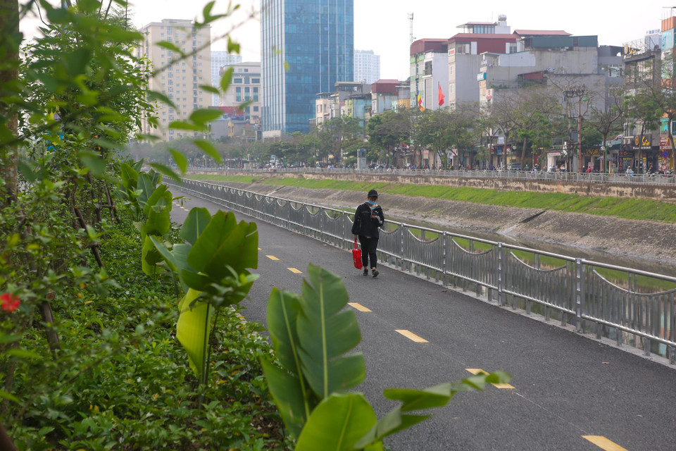Để tô đẹp thêm cảnh quan, cũng như làm trong lành nguồn không khí cho người dân đi bộ tại đây, thành phố Hà Nội đã cho trồng cây xanh dọc 4km đường đi ven sông. (Ảnh: PV/Vietnam+)