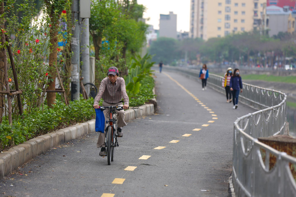 Nhiều người đi bộ hay xe đạp tỏ ra vui mừng từ khi tuyến đường chính thức được đưa vào hoạt động. (Ảnh: PV/Vietnam+)