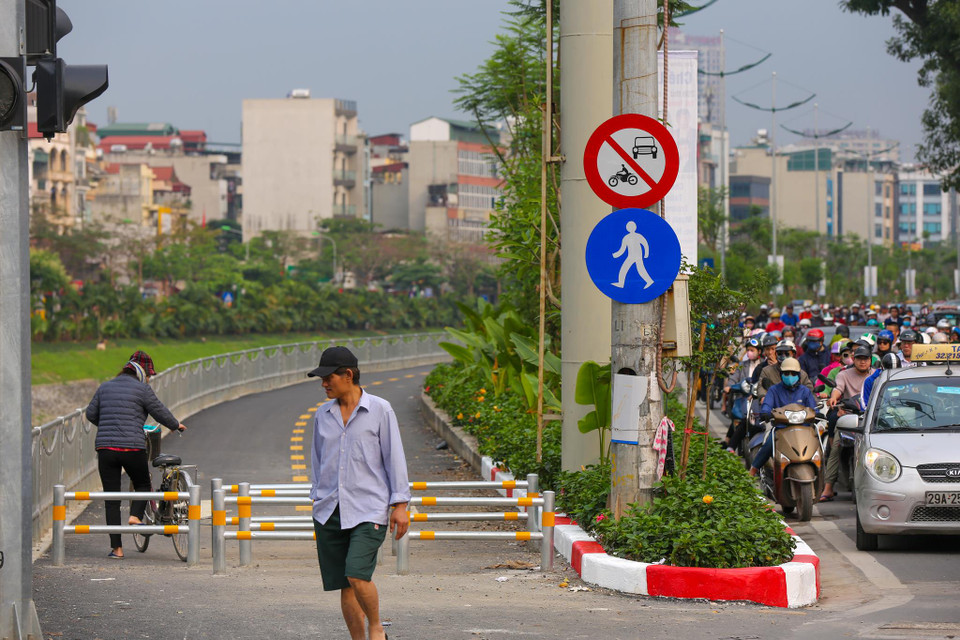 Tuyến đường này dành riêng cho người đi bộ và đi xe đạp, ngăn cách với trục đường Láng bằng dải phân cách cứng. (Ảnh: PV/Vietnam+)