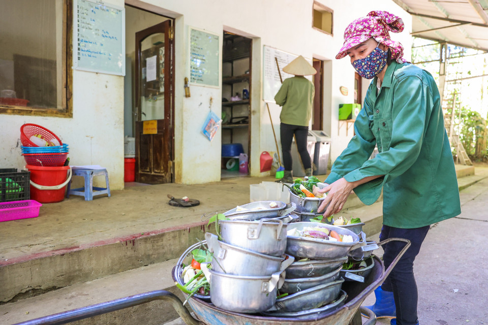 Công việc của những 'bảo mẫu' nơi đây có thể nói rất vất vả khi vừa phải chuẩn bị đồ ăn cho các loài linh trưởng đồng thời chăm sóc, kiểm tra tình hình sức khỏe thường xuyên. (Ảnh: Minh Sơn/Vietnam+)