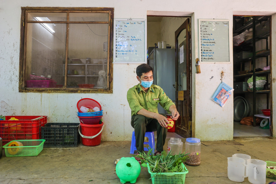 Để góp phần bảo tồn nguồn gene cho các loài động vật hoang dã quý hiếm của Việt Nam, những cán bộ thú y đã tự nguyện bỏ phố vào rừng sinh sống để làm công việc của người 'bảo mẫu' chăm sóc, hồi sinh sự sống cho các loài linh trưởng. (Ảnh: Minh Sơn/Vietnam+)