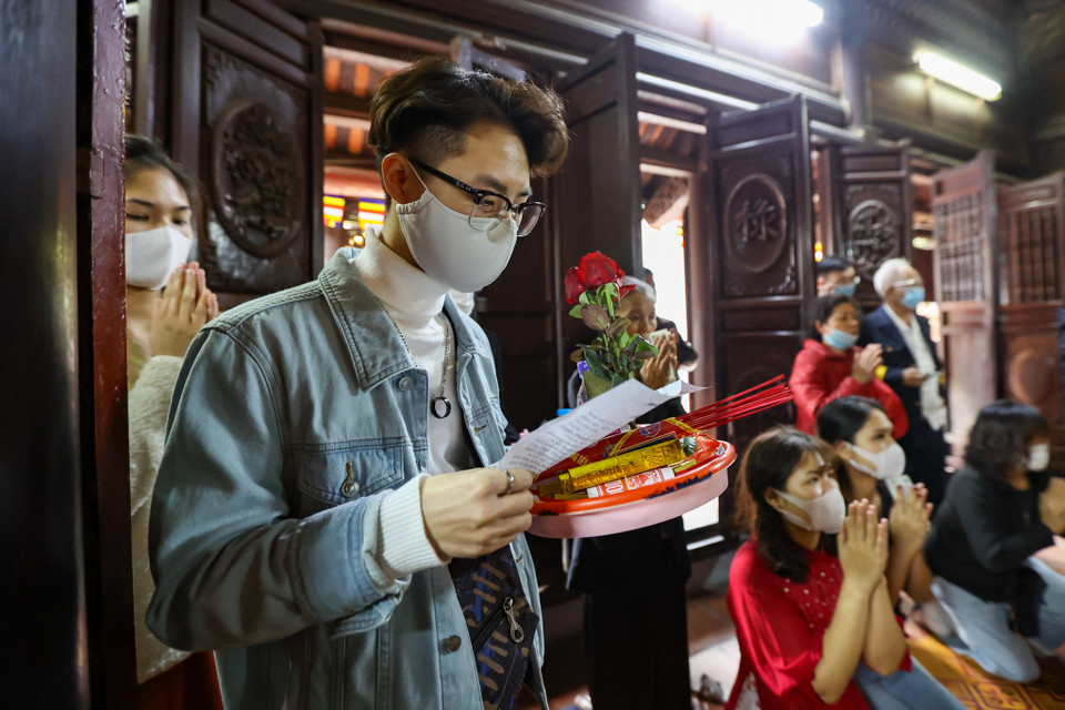 Bạn Nguyễn Minh Hiệp (Gia Lâm, Hà Nội) chia sẻ: 'Em được biết chùa Hà là nơi cầu duyên rất linh nên hôm nay em đến đây vừa là để cầu bình an, sức khỏe và vừa cầu duyên. Hi vọng năm mới em sẽ có người yêu.' (Ảnh: Minh Sơn/Vietnam+)