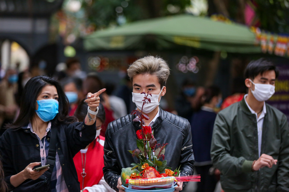 Nhiều bạn trẻ đến chùa Hà lần đầu để cầu duyên nên còn bỡ ngỡ, cần người hướng dẫn cúng bái theo đúng trình tự. (Ảnh: Minh Sơn/Vietnam+)