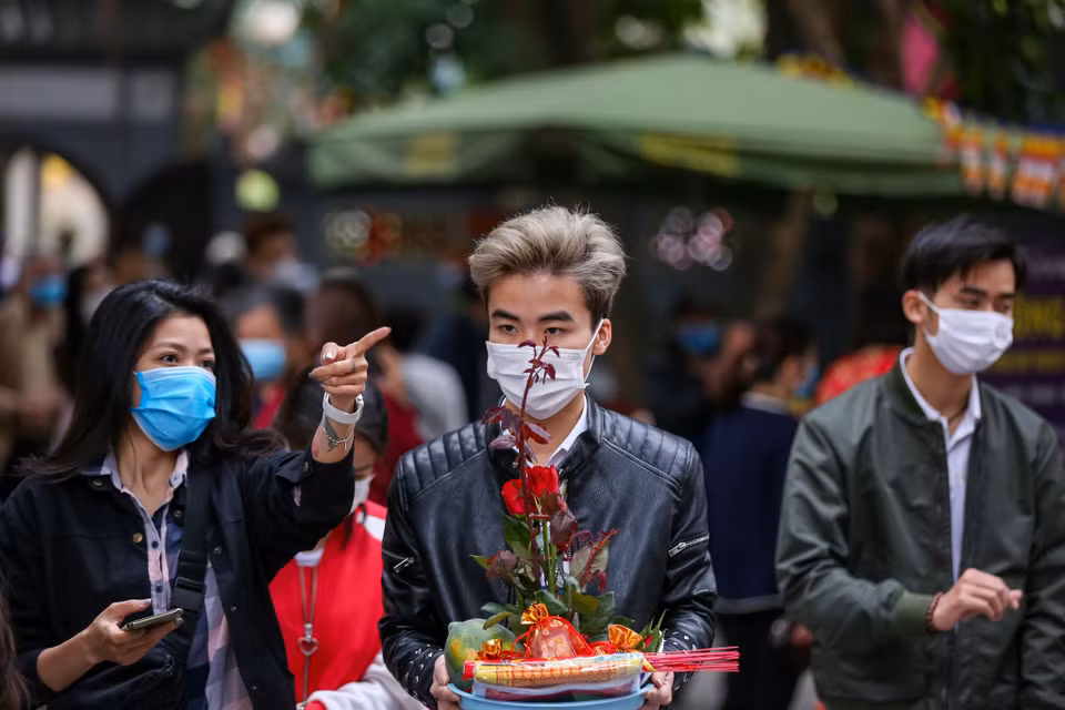 Nhiều bạn trẻ đến chùa Hà lần đầu để cầu duyên nên còn bỡ ngỡ, cần người hướng dẫn cúng bái theo đúng trình tự. (Ảnh: Minh Sơn/Vietnam+)