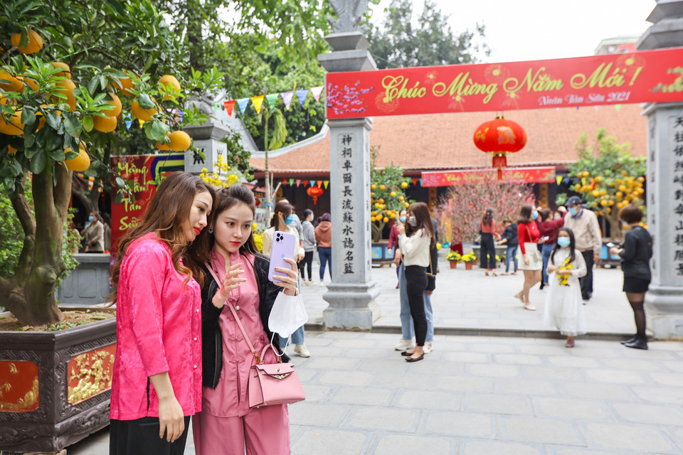 Ngoài việc cầu duyên, nhiều bạn trẻ cũng tìm đến chùa Hà để chụp ảnh lưu lại kỷ niệm. (Ảnh: Minh Sơn/Vietnam+)