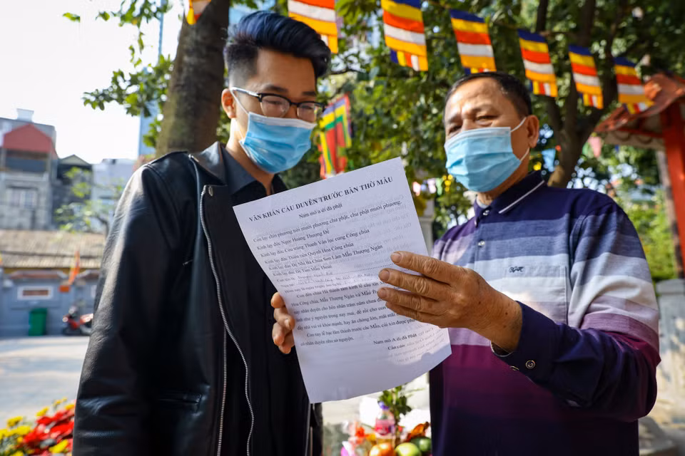 Nguyễn Minh Đức (21 tuổi, Thành Công, quận Đống Đa) cho biết năm nay bạn đi chùa Hà ngoài việc cầu mong may mắn trong năm mới bạn cũng tranh thủ cầu cho mình 'thoát ế'. (Ảnh: Minh Sơn/Vietnam+)