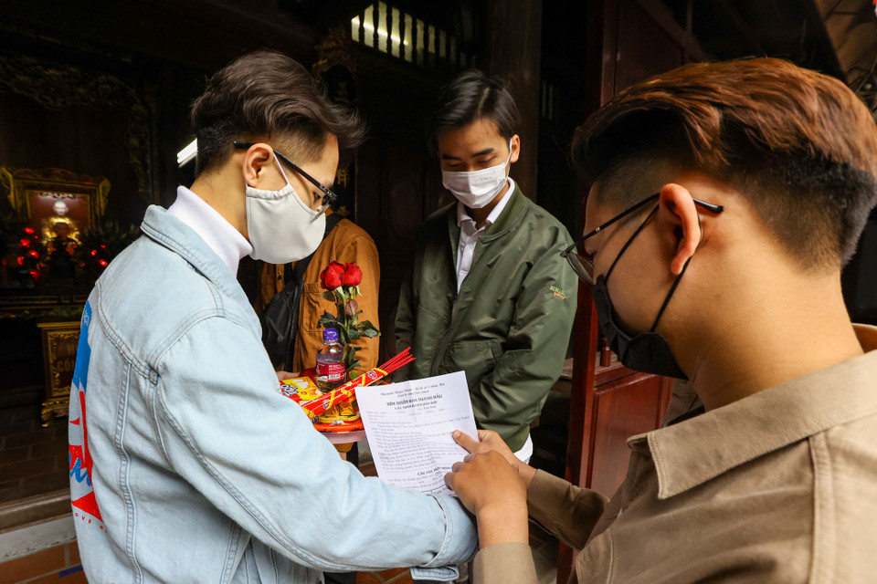 Nhóm bạn trẻ đến từ Gia Lâm, Hà Nội lại hào hứng với việc 'thử' đi cầu tình duyên ở ngôi chùa nổi tiếng nhất nhì Hà Nội này. (Ảnh: Minh Sơn/Vietnam+)