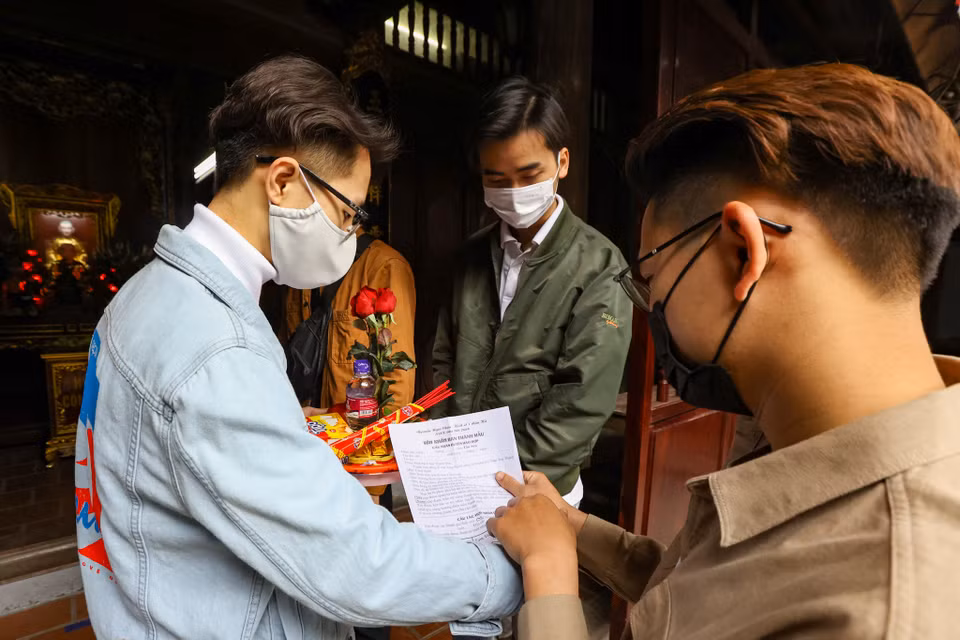 Nhóm bạn trẻ đến từ Gia Lâm, Hà Nội lại hào hứng với việc 'thử' đi cầu tình duyên ở ngôi chùa nổi tiếng nhất nhì Hà Nội này. (Ảnh: Minh Sơn/Vietnam+)