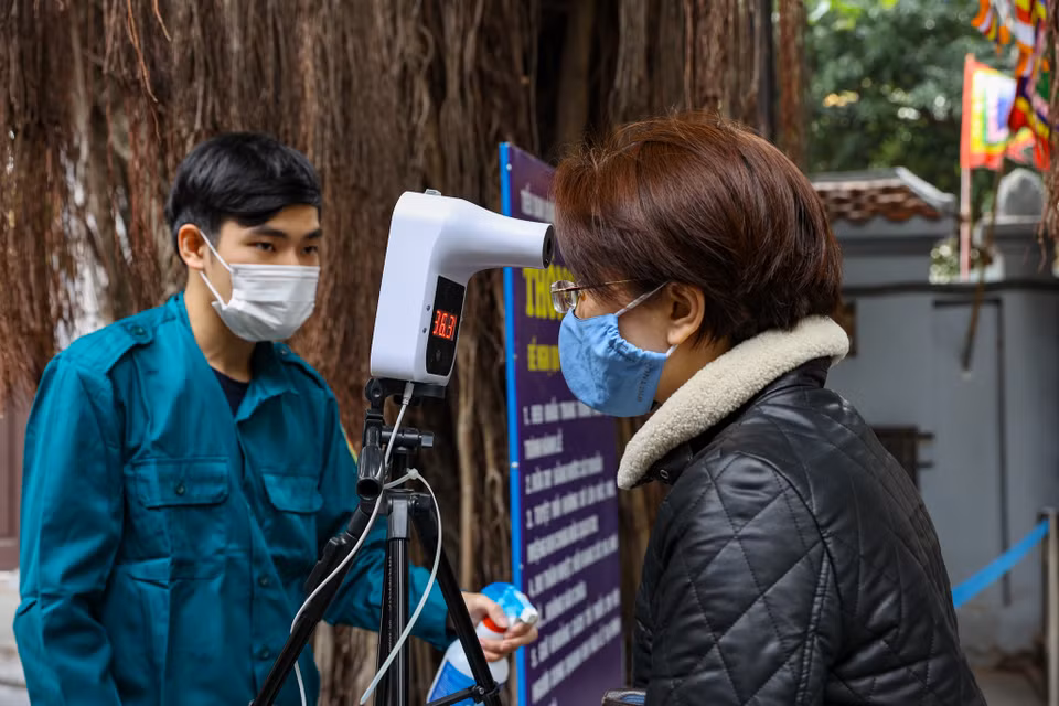Nhà chùa đã bố trí trước cổng 2 máy đo thân nhiệt để phục vụ nhu cầu đi lễ của người dân tăng cao trong những ngày Tết. (Ảnh: Minh Sơn/Vietnam+)