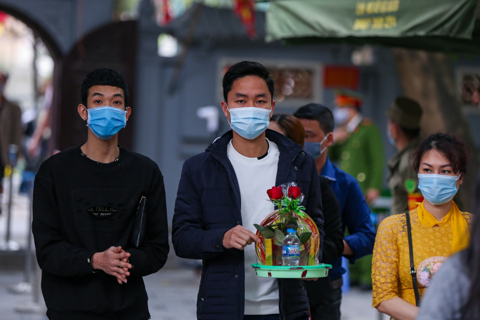 Các bạn trẻ đến chùa Hà thắp hương, xin sớ, dâng lễ để cầu may mắn, bình an và đặc biệt tìm được 'một nửa' của đời mình. (Ảnh: Minh Sơn/Vietnam+)