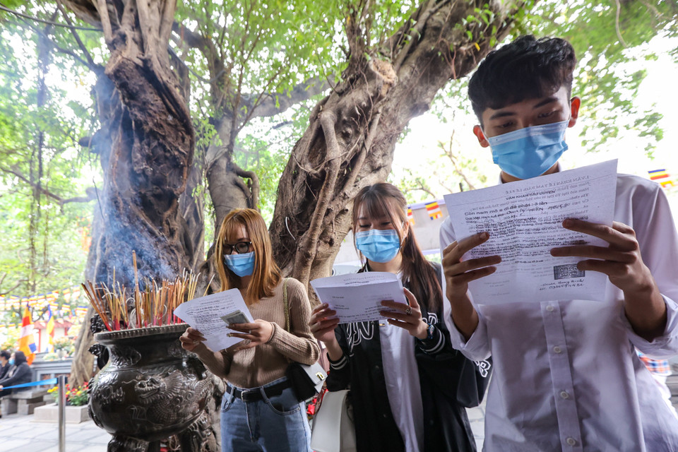 Mọi người đến chùa Hà với ước mong năm mới được bình an, hạnh phúc, cầu cho tình duyên bền chặt với các bạn đang yêu hoặc đã có bạn đời, còn ai chưa có người yêu thì cầu mong sớm có được mối duyên lành. (Ảnh: Minh Sơn/Vietnam+)