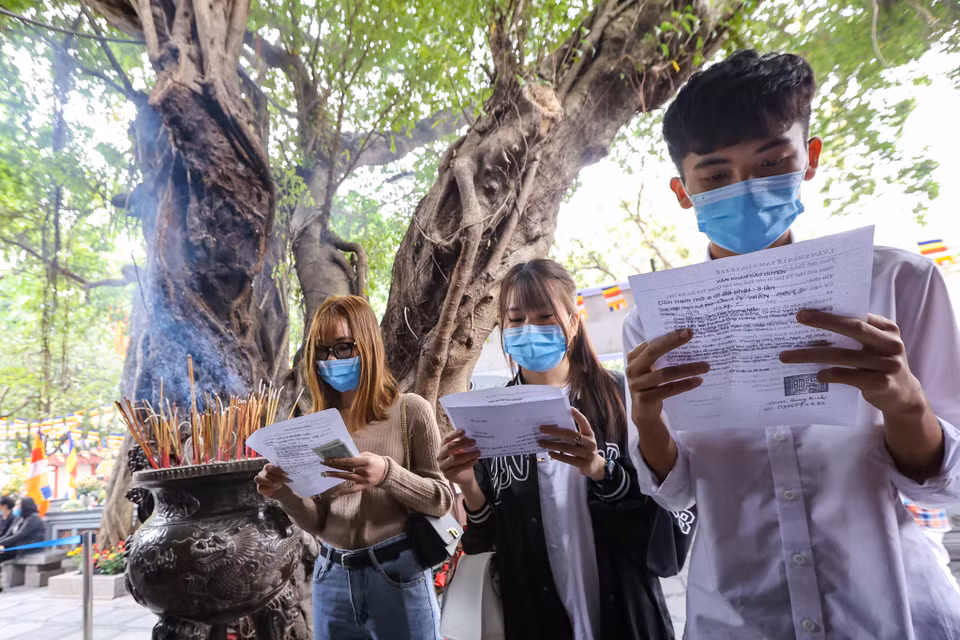 Mọi người đến chùa Hà với ước mong năm mới được bình an, hạnh phúc, cầu cho tình duyên bền chặt với các bạn đang yêu hoặc đã có bạn đời, còn ai chưa có người yêu thì cầu mong sớm có được mối duyên lành. (Ảnh: Minh Sơn/Vietnam+)