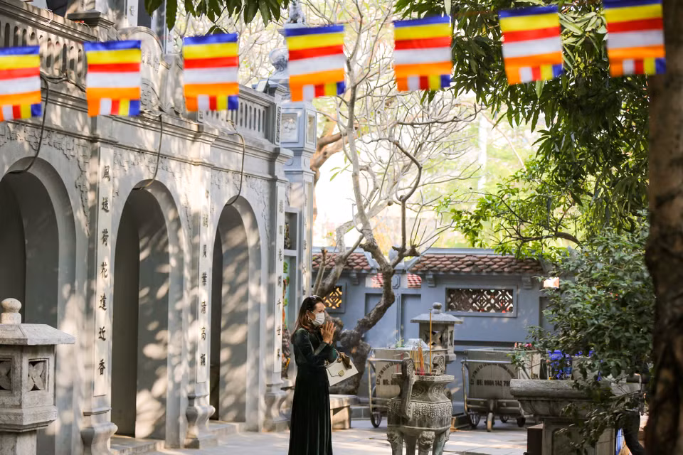Trong dịp đầu năm mới, nhiều bạn trẻ đã tới đây để nguyện cầu chuyện tình duyên. (Ảnh: Minh Sơn/Vietnam+)