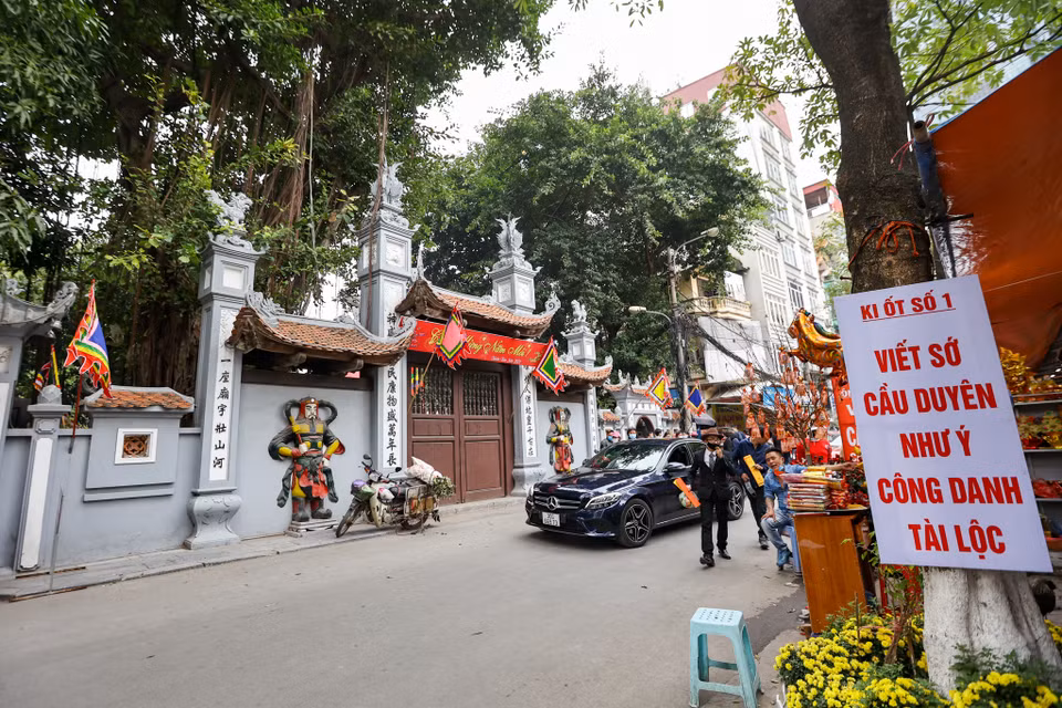 Trước dịp lễ tình nhân Valentine một ngày, chùa Hà (Cầu Giấy, Hà Nội) trở nên tấp nập hơn. (Ảnh: Minh Sơn/Vietnam+)