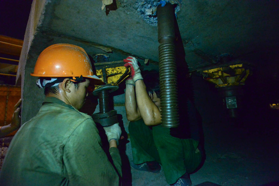 Những chiếc đinh vít và bu lông siêu lớn được bắt chặt vào các khối bê tông để kéo lên. (Ảnh: Minh Sơn/Vietnam+)