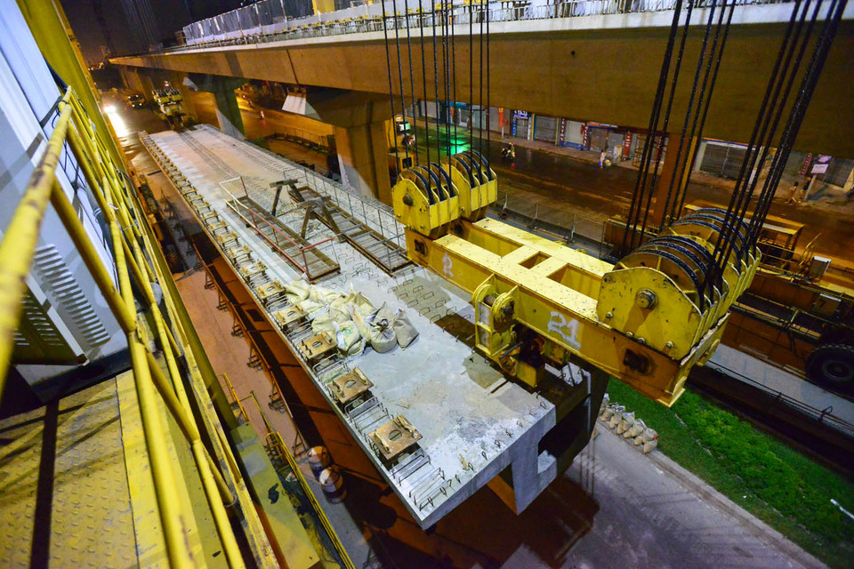 Đây là hạng mục tiềm ẩn nhiều rủi ro, vì thế ban quản lý đã tăng cường giám sát, quản lý chặt chẽ công việc lao dầm ở mọi công đoạn. (Ảnh: Minh Sơn/Vietnam+)