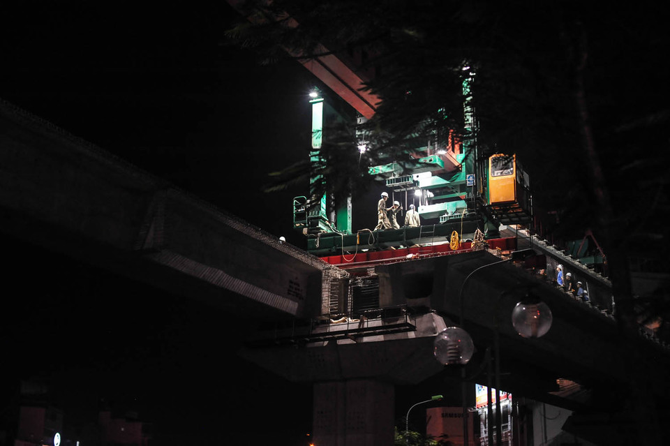 Khó khăn lớn nhất của công đoạn này đó là công việc lao dầm được thực hiện ở bán kính cong (bán kính khoảng 300m) dẫn tớt nguy cơ lật rất cao. Vì thế công tác chống lật cũng được lưu ý ở mức độ cao nhất. (Ảnh: Minh Sơn/Vietnam+)