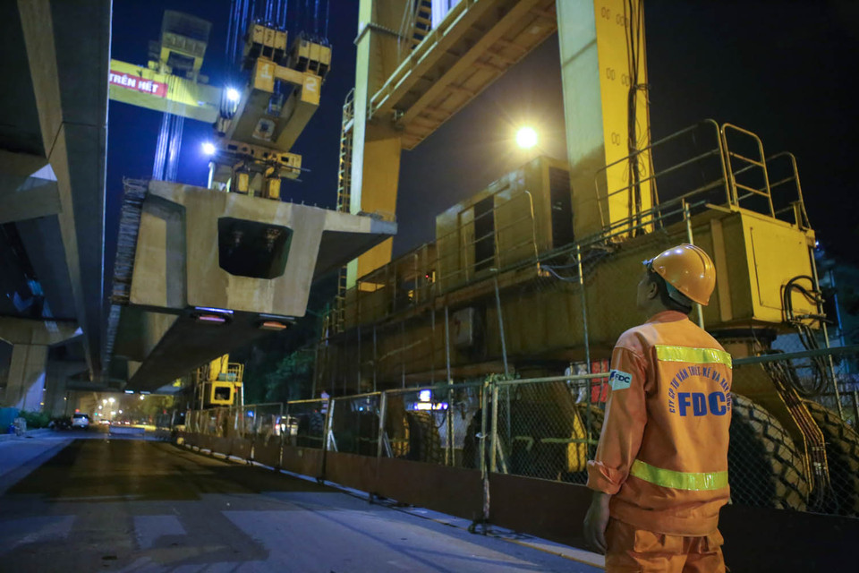 Tuyến đường sắt trên cao chạy qua đoạn Hà Đông-Cát Linh đang thực hiện đến công đoạn lao dầm, lắp ghép dầm tại tuyến đường Nguyễn Trãi, đoạn vắt ngang sông Tô Lịch. (Ảnh: Minh Sơn/Vietnam+)