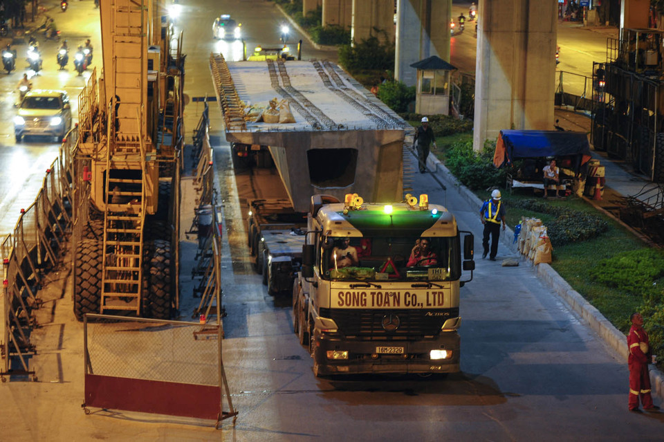 Khi cả thành phố chìm trong giấc ngủ đêm cũng là lúc các công nhân thi công tuyến đường sắt Cát Linh-Hà Đông bắt đầu làm việc. 22 giờ, các chuyến xe tải bắt đầu kéo bê tông đến điểm thi công. (Ảnh: Minh Sơn/Vietnam+)