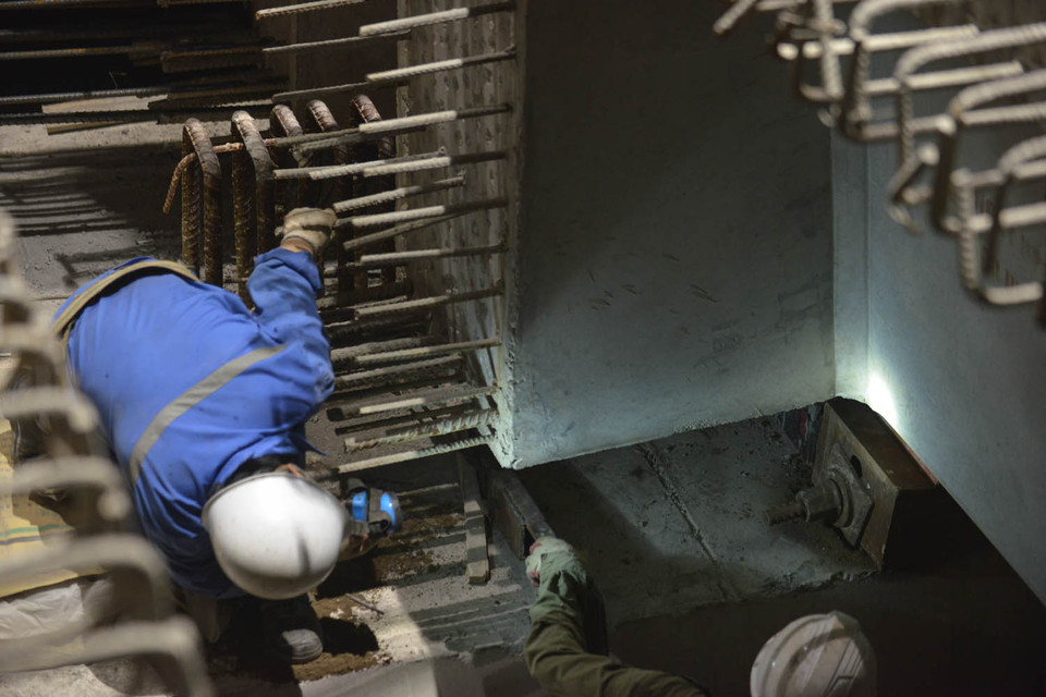 Các phiến dầm sau khi được lắp đặt sẽ được kiểm tra kỹ càng trước khi lắp đặt phiến dầm tiếp theo. (Ảnh: Minh Sơn/Vietnam+)