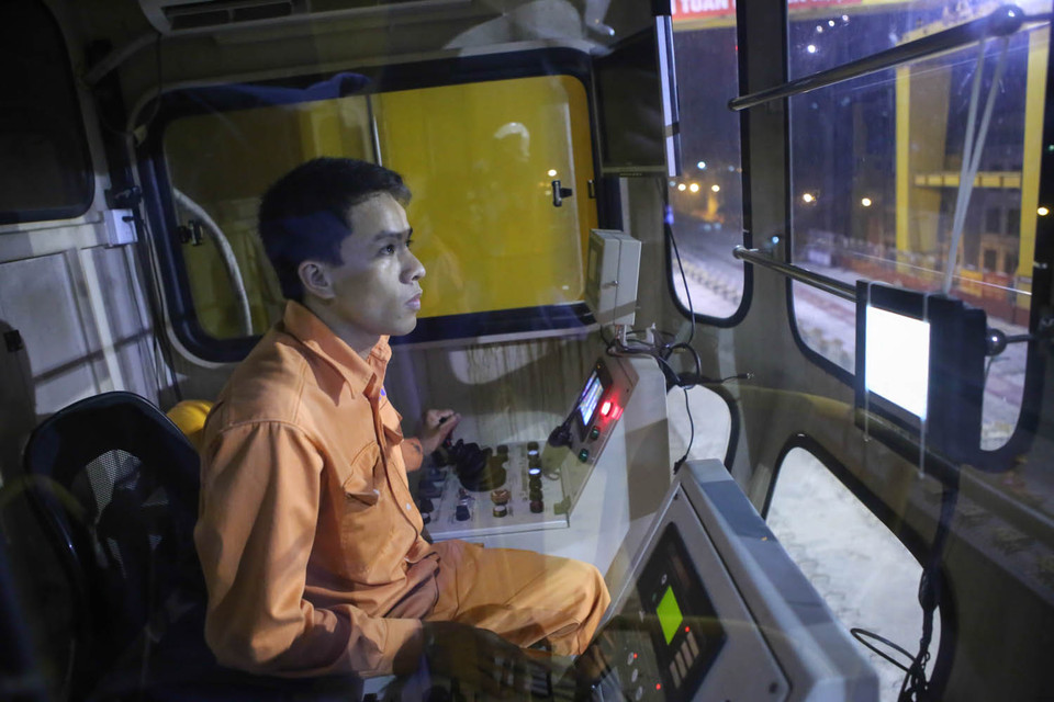 Người phụ trách cẩu cho biết, việc di chuyển và lắp đặt các kết cấu dầm hàng đêm tại đây kéo dài từ 21 giờ tới 5 giờ sáng hôm sau. Nếu mọi việc vận chuyển thuận lợi, an toàn thì tiến độ công việc có thể kết thúc vào 3 giờ sáng. (Ảnh: Minh Sơn/Vietnam+)