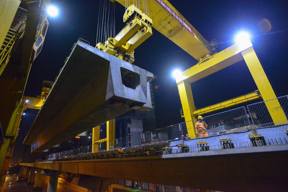 Chiếc cần cẩu có nhiệm vụ nâng tấm bê tông nặng trên 240 tấn và dài hơn 30 mét. (Ảnh: Minh Sơn/Vietnam+)