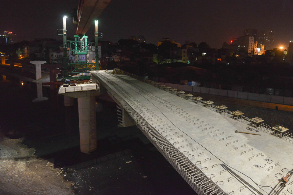 Đêm 25/8, đơn vị thi công cho biết đã thực hiện thành công việc lắp ghép tấm dầm thứ 470 trên 806 tấm dầm sẽ được thực hiện. (Ảnh: Minh Sơn/Vietnam+)