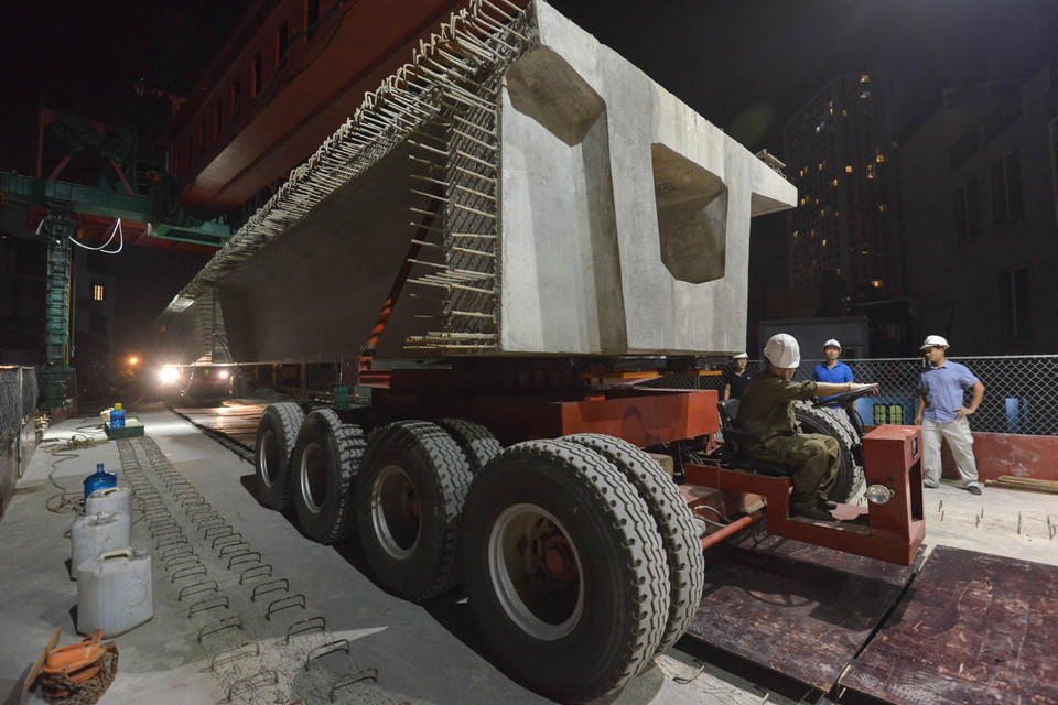 Hệ thống xe cấp dầm ở phía trên gồm 2 trục kéo 20 bánh và trục đẩy 16 bánh có nhiệm vụ vận chuyển các dầm bê tông tiến tới vị trí cẩu nâng. (Ảnh: Minh Sơn/Vietnam+)