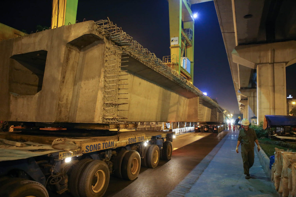 Việc nâng và giữ thăng bằng cho các khối bê tông được đảm nhiệm bởi các ‘trailer thủy lực’, đây là một khối rơmoóc có từ 6 tới 9 trục bánh, mỗi trục gồm 8 bánh có độ dài từ 6 tới 10 mét. Các rơmoóc này có thể tham gia vận chuyển những kết cấu hơn 400 tấn. (Ảnh: Minh Sơn/Vietnam+)