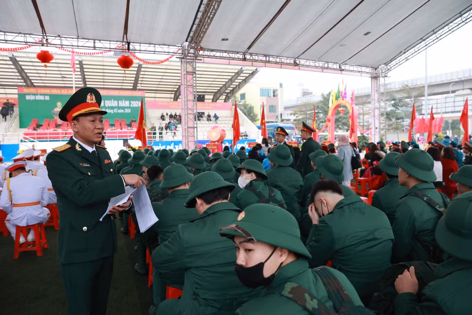 Trong số đó có 76 tân binh có trình độ đại học, cao đẳng và trung cấp, 50 thanh niên tình nguyện viết đơn xin nhập ngũ; 92 tân binh đã tham gia lớp bồi dưỡng đối tượng đảng và 3 người đã vinh dự được kết nạp Đảng Cộng sản Việt Nam. (Ảnh: Minh Sơn/Vietnam+)