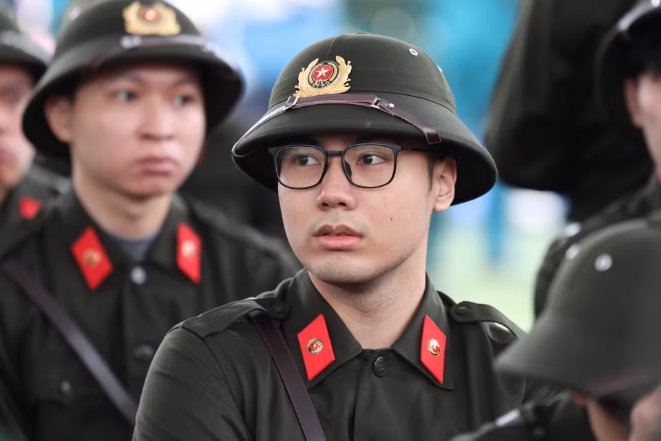 Tại lễ giao nhận quân, lãnh đạo thành phố và quận Đống Đa đã trao quà tặng các tân binh lên đường nhập ngũ đồng thời động viên các chiến sĩ cố gắng rèn luyện, nỗ lực hoàn thành xuất sắc mọi nhiệm vụ được giao. (Ảnh: Minh Sơn/Vietnam+)