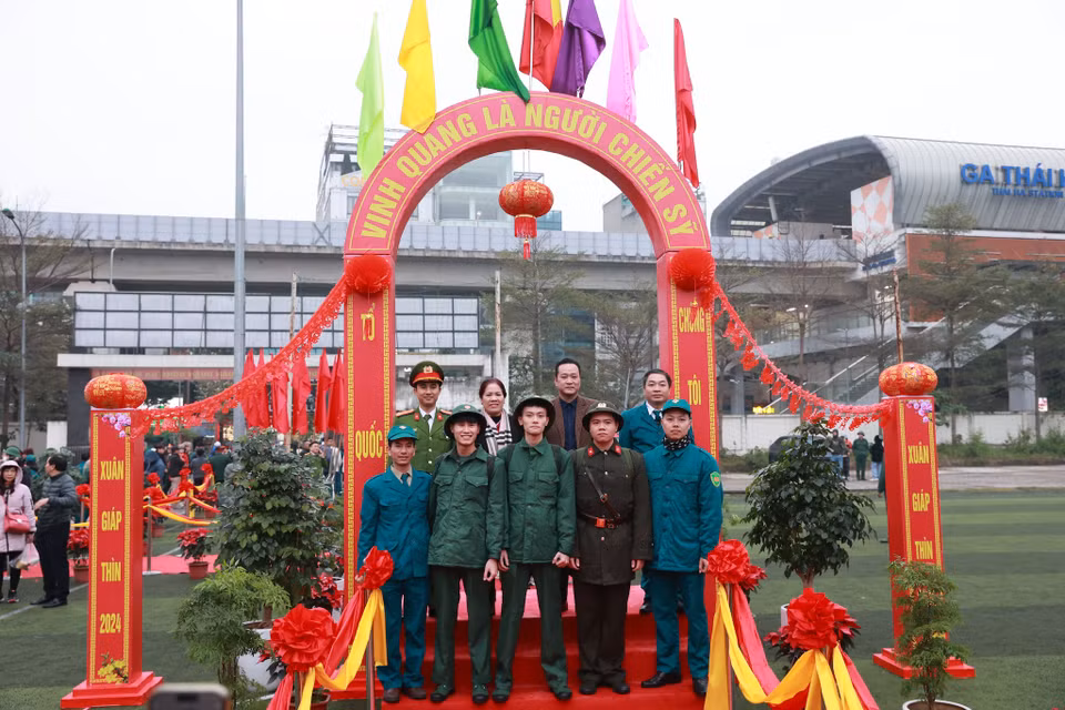 Năm 2024, quận Đống Đa được giao chỉ tiêu tuyển chọn và gọi nhập ngũ 105 công dân và hiện nay có 107 thanh niên được nhận lệnh gọi lên đường nhập ngũ (đạt 102% so với chỉ tiêu thành phố giao). (Ảnh: Minh Sơn/Vietnam+)