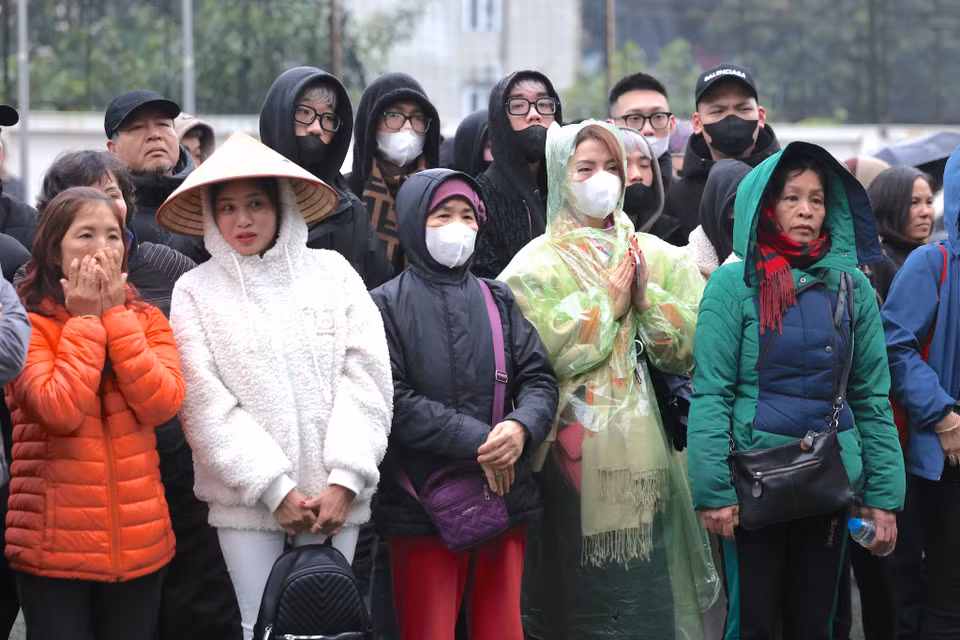 Hàng trăm người thân, bạn bè không quản trời mưa lạnh đã có mặt từ sớm để tiễn con em mình lên đường nhập ngũ. (Ảnh: Minh Sơn/Vietnam+)
