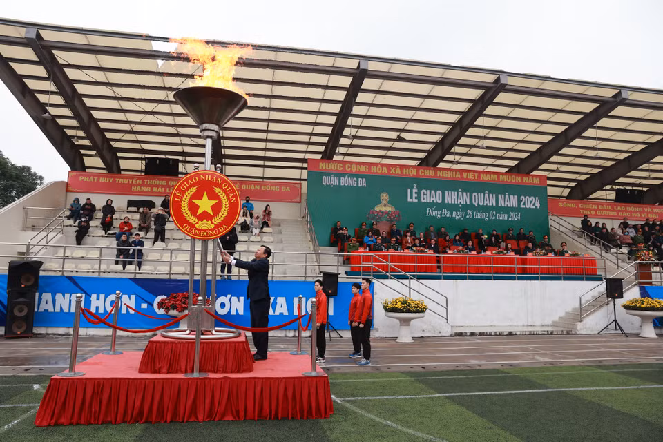 Ngay từ sáng sớm, Trung tâm Văn hóa thể thao quận Đống Đa (Hà Nội) đã rộn ràng không khí của ngày hội giao nhận quân 2024 dù thời tiết có mưa phùn lạnh. (Ảnh: Minh Sơn/Vietnam+)