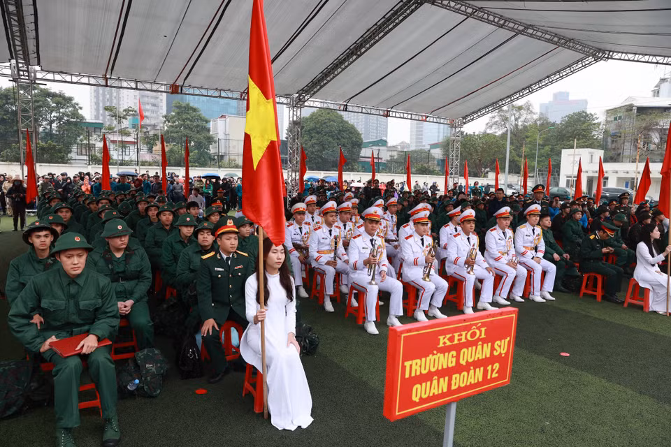 30/30 quận, huyện, thị xã của thành phố Hà Nội đã đồng loạt tổ chức lễ giao, nhận quân năm 2024 với 3.700 thanh niên thủ đô lên đường nhập ngũ và 794 thanh niên thực hiện nghĩa vụ Công an nhân dân. (Ảnh: Minh Sơn/Vietnam+)