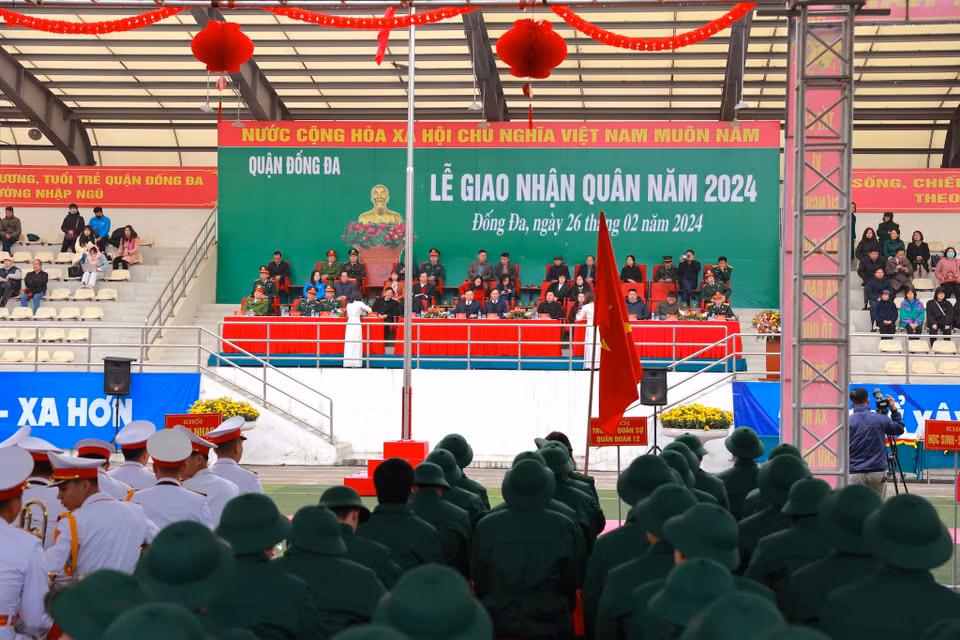 Hòa chung không khí sôi nổi của cả nước, sáng 26/2, hàng ngàn thanh niên các địa phương trên địa bàn Hà Nội đã lên đường nhập ngũ. (Ảnh: Minh Sơn/Vietnam+)