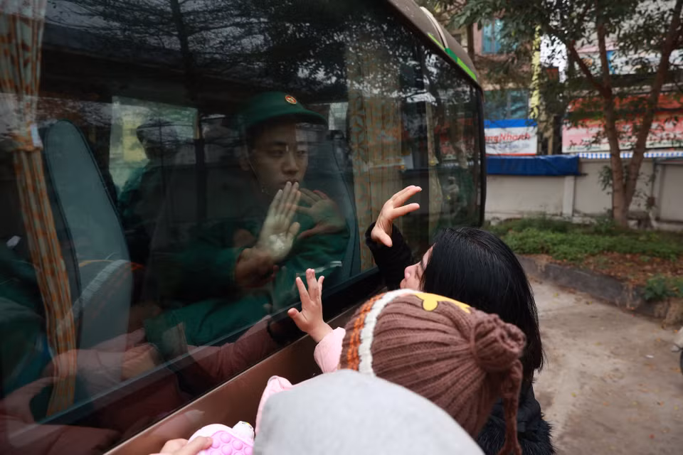 Lễ giao quân của các quận, huyện trên địa bàn Thủ đô đảm bảo các tiêu chí “trang trọng, an toàn và tiết kiệm”, để ngày hội tòng quân thực sự trở thành một kỷ niệm ấn tượng, đáng nhớ đối với mỗi công dân khi lên đường thực hiện nhiệm vụ thiêng liêng với Tổ quốc. (Ảnh: Minh Sơn/Vietnam+)