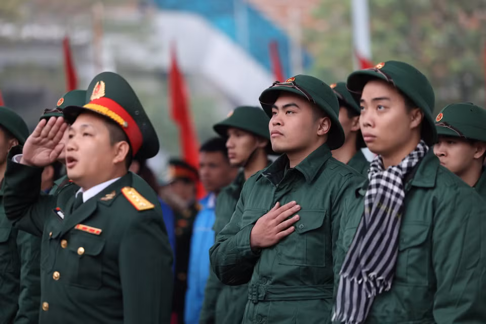 Theo lãnh đạo Bộ Tư lệnh Thủ đô Hà Nội, điểm mới trong công tác tuyển quân năm 2024 được Hội đồng Nghĩa vụ quân sự thành phố tập trung là nâng cao chất lượng chính trị và sức khỏe. Quán triệt chủ trương trên, năm nay, toàn thành phố có 2.425 công dân đủ điều kiện nhập ngũ có trình độ đại học, cao đẳng, trung học chuyên nghiệp, đạt 65,5% so với chỉ tiêu giao quân. Tất cả các địa phương đều tổ chức lớp bồi dưỡng nhận thức về Đảng cho thanh niên ưu tú có đơn xin tham gia học. Toàn thành phố phấn đấu kết nạp 15 đảng viên trước ngày nhập ngũ. (Ảnh: Minh Sơn/Vietnam+)