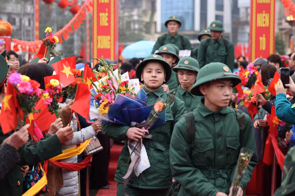 Trước ngày hội tòng quân năm 2024, Hà Nội có gần 1.000 nam thanh niên viết đơn tình nguyện nhập ngũ; mỗi lá đơn chứa đựng nhiều suy nghĩ, mục tiêu nhưng tất cả đều mang theo ước mơ, hoài bão và tinh thần trách nhiệm của tuổi trẻ Thủ đô đối với Tổ quốc. (Ảnh: Minh Sơn/Vietnam+)