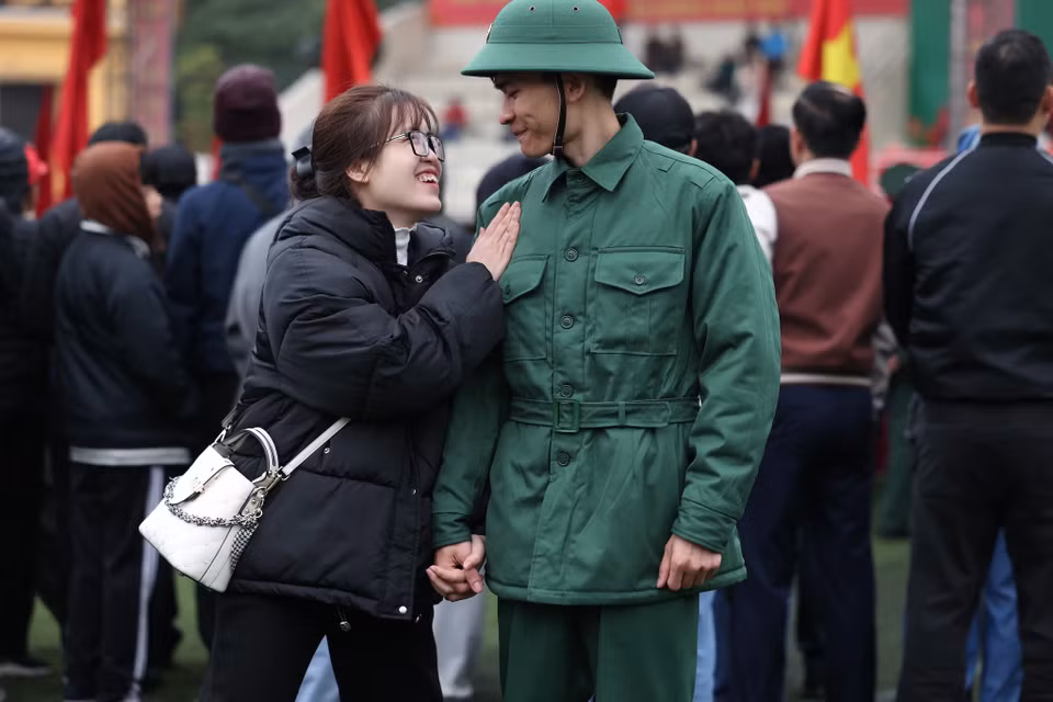 Có rất đông người thân, bạn bè đã đến dọc các tuyến đường để động viên, khích lệ tinh thần cho các tân binh lên đường nhập ngũ. (Ảnh: Minh Sơn/Vietnam+)
