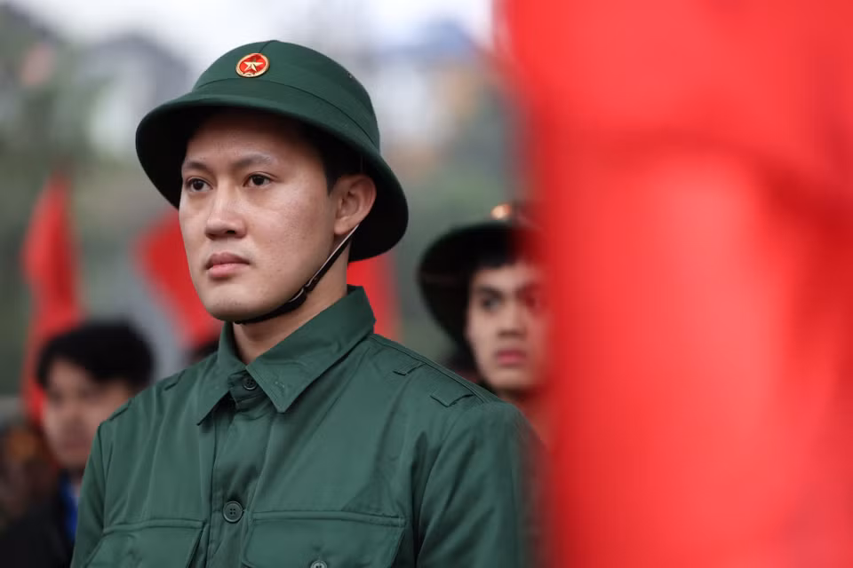 Anh Nguyễn Lê Huy (sinh năm 2000) đang làm việc tại một công ty tổ chức sự kiện với thu nhập ổn định. Anh Huy cho biết: “Tôi đã làm đơn tình nguyện tham gia nhập ngũ, trước giờ được nhận về đơn vị tôi cảm thấy rất vui và mong muốn sẽ hoàn thiện bản thân, nhanh chóng trưởng thành để luôn sẵn sàng thực hiện nghĩa vụ thiêng liêng của Tổ quốc." (Ảnh: Minh Sơn/Vietnam+)