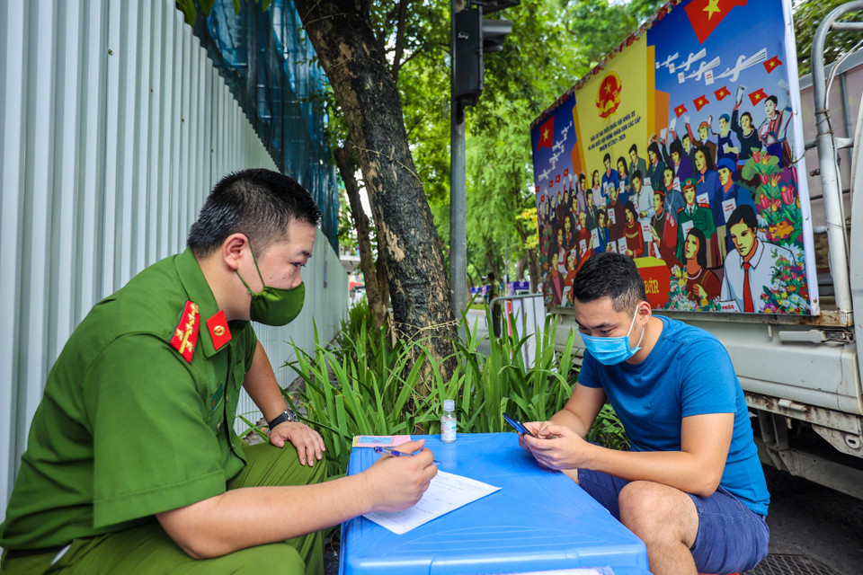 Một trường hợp bị xử phạt vì ra đường không có lý do chính đáng. Công an phường cho biết trường hợp này bị phạt 2 triệu đồng. (Ảnh: Minh Sơn/Vietnam+)