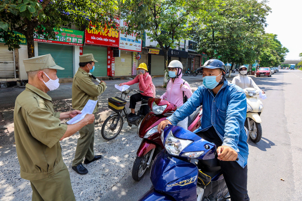 Ngày 29/7 cũng là ngày thứ 5 thành phố Hà Nội áp dụng Chỉ thị 17 của trên nguyên tắc Chỉ thị 16 của Thủ tướng Chính phủ để phòng chống dịch COVID-19. (Ảnh: Minh Sơn/Vietnam+)