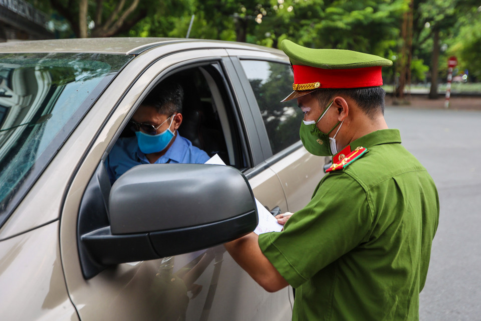Việc lập chốt này nhằm góp phần kiểm soát chặt chẽ việc đi lại của người dân, yêu cầu người dân chỉ nên ra ngoài trong các trường hợp cần thiết, cấp bách để hạn chế lây lan dịch bệnh. (Ảnh: Minh Sơn/Vietnam+)