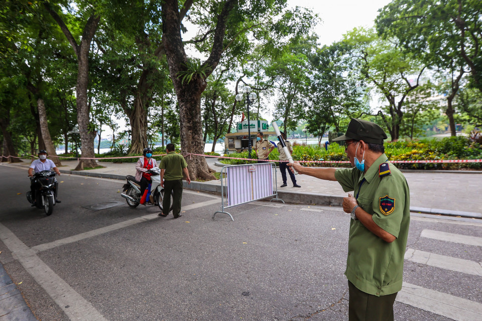 Ngày 29/7, ghi nhận tại ngã tư giao cắt đường Lê Thái Tổ với Hàng Khay, lực lượng chức năng đã lập chốt kiểm soát người ra, vào. (Ảnh: Minh Sơn/Vietnam+)