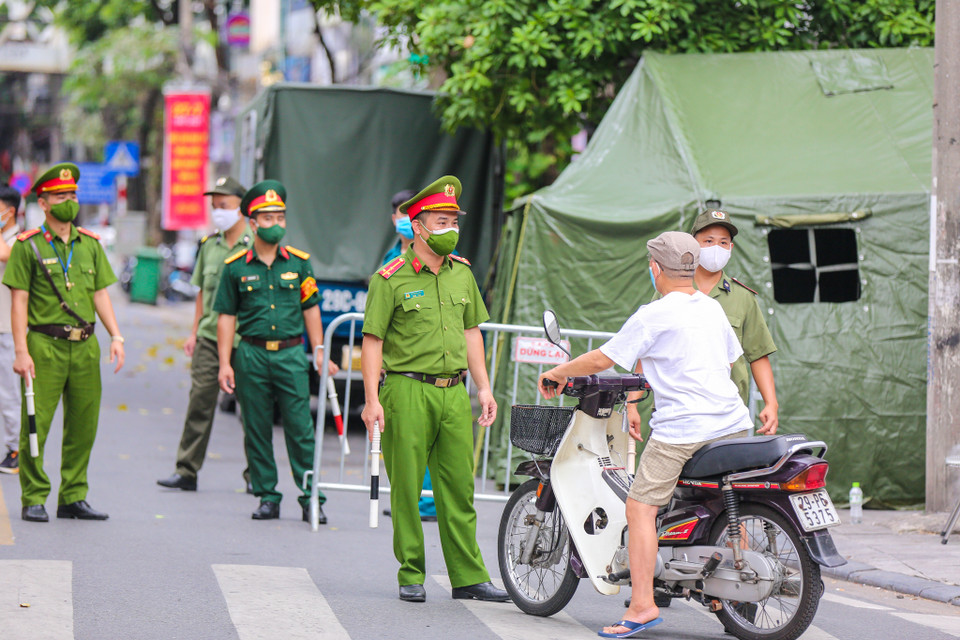 Chốt kiểm soát này có thêm lực lượng quân đội để kiểm tra các trường hợp quân sự ra ngoài không có lý do chính đáng. (Ảnh: Minh Sơn/Vietnam+)