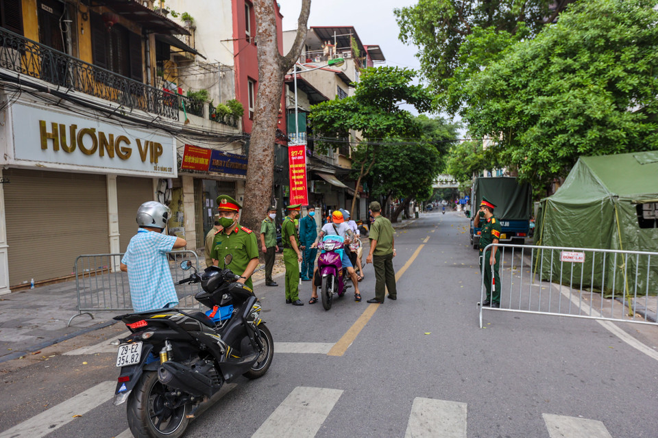Theo nhiều người dân, việc lập các chốt kiểm soát là hợp lý và cần thiết để đảm bảo việc giãn cách, phòng chống dịch bệnh. (Ảnh: Minh Sơn/Vietnam+)