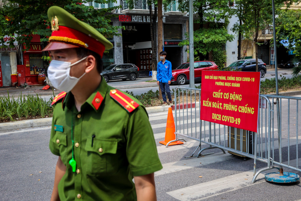Tại chốt kiểm soát địa bàn phường Ngọc Khánh (quận Ba Đình, Hà Nội), lực lượng chức năng đã lập rào ngay giữa đường Đào Tấn để kiểm soát các phương tiện đi vào quận. (Ảnh: Minh Sơn/Vietnam+)