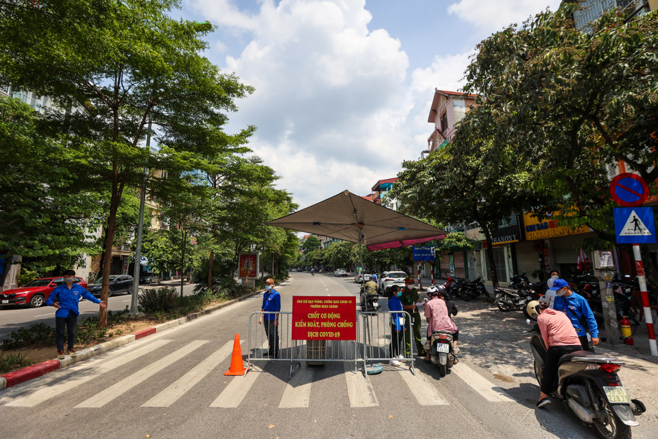 Các quận trên địa bàn Thủ đô cũng đã lập các chốt để cách ly thực hiện chủ trương quận cách ly với quận, phường cách ly với phường. (Ảnh: Minh Sơn/Vietnam+)
